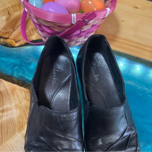 Clarks Black Leather Loafers with Classic Design - Picture 2 of 5